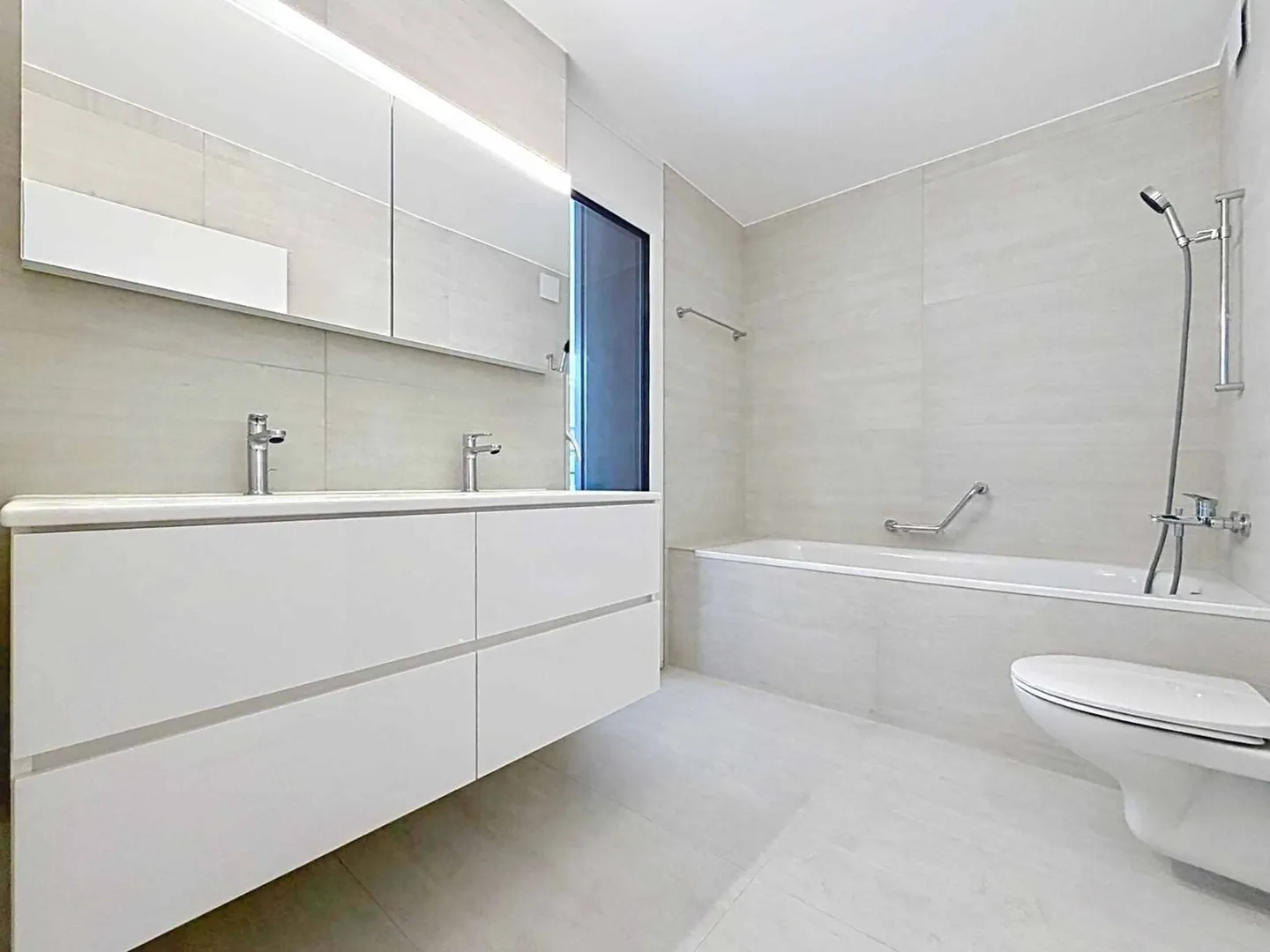 Luxuriöse 4.5-Zimmer-Wohnung mit überdachtem Balkon von 76m2 und Seeblick - Foto 7 von 13