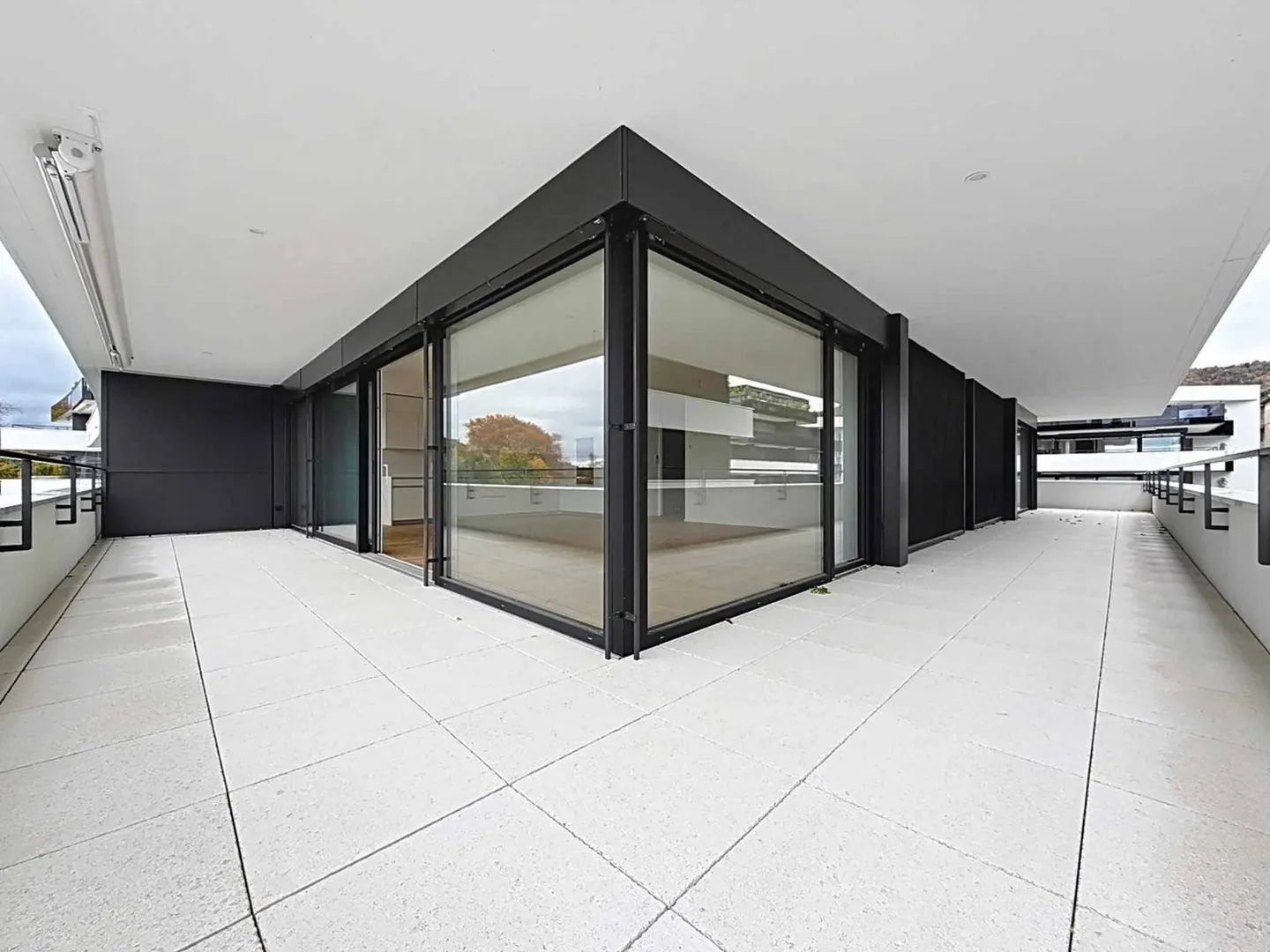 Luxuriöse 4.5-Zimmer-Wohnung mit überdachtem Balkon von 76m2 und Seeblick - Foto 8 von 13