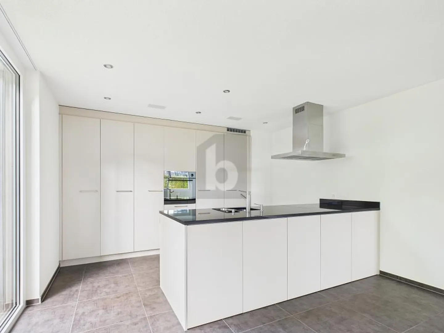 HIGH QUALITY WITH SUNNY GARDEN! - Photo 3 of 6