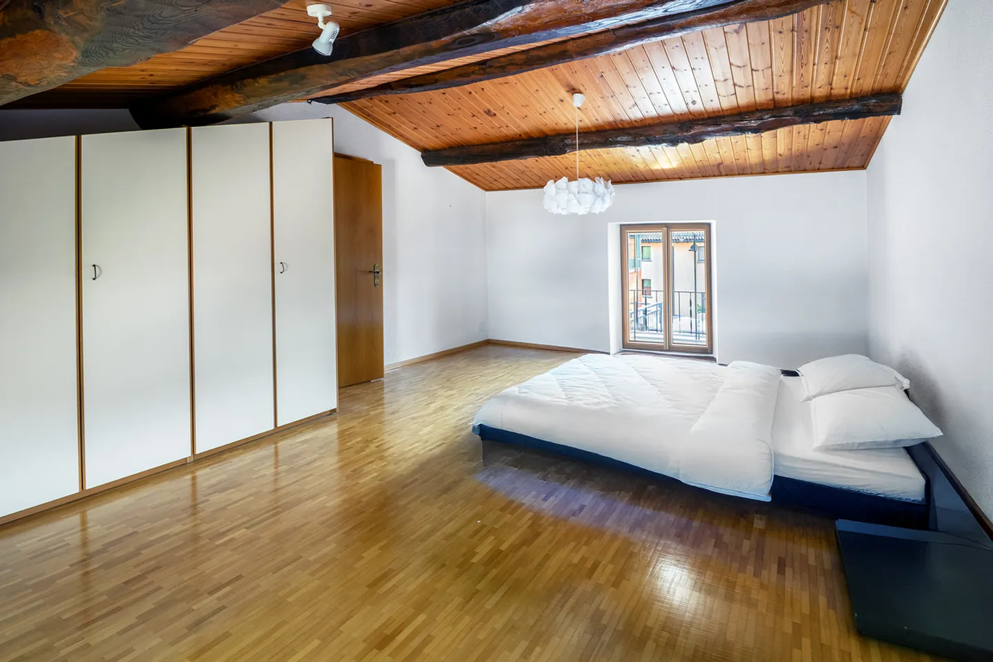 Safe investment: stable with two apartments and garage - Photo 4 of 7