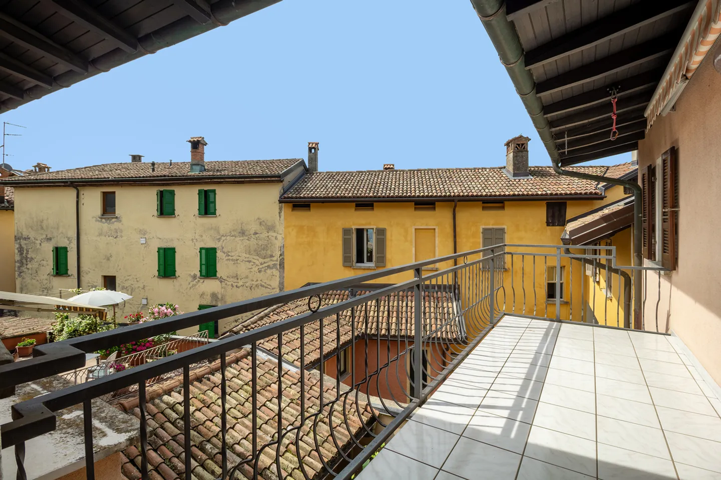 Safe investment: stable with two apartments and garage - Photo 5 of 7