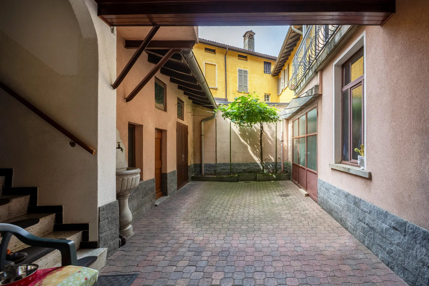 Safe investment: stable with two apartments and garage - Photo 6 of 7