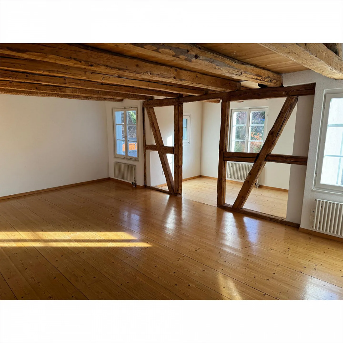 Maison d'angle de 5 pièces au cœur de la ville avec jardin verdoyant - Photo 1 sur 25