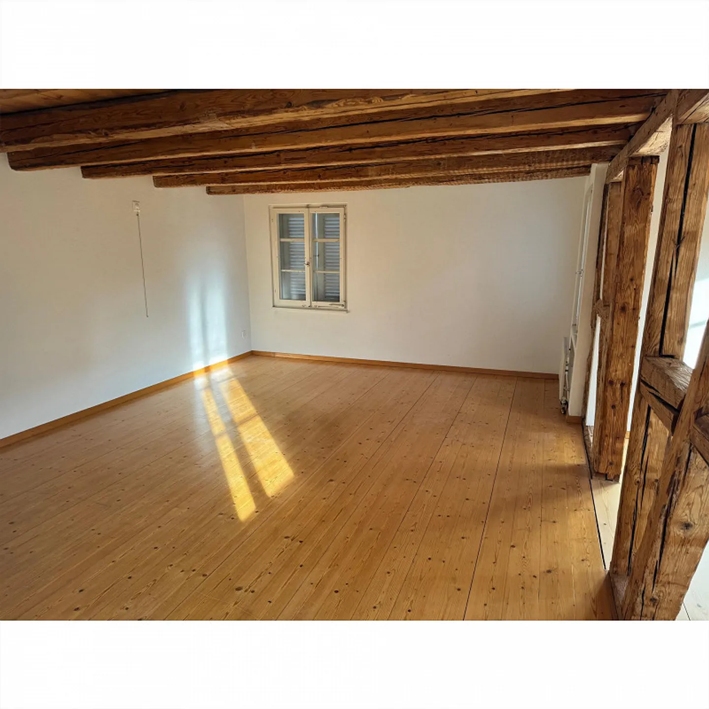 Maison d'angle de 5 pièces au cœur de la ville avec jardin verdoyant - Photo 2 sur 25