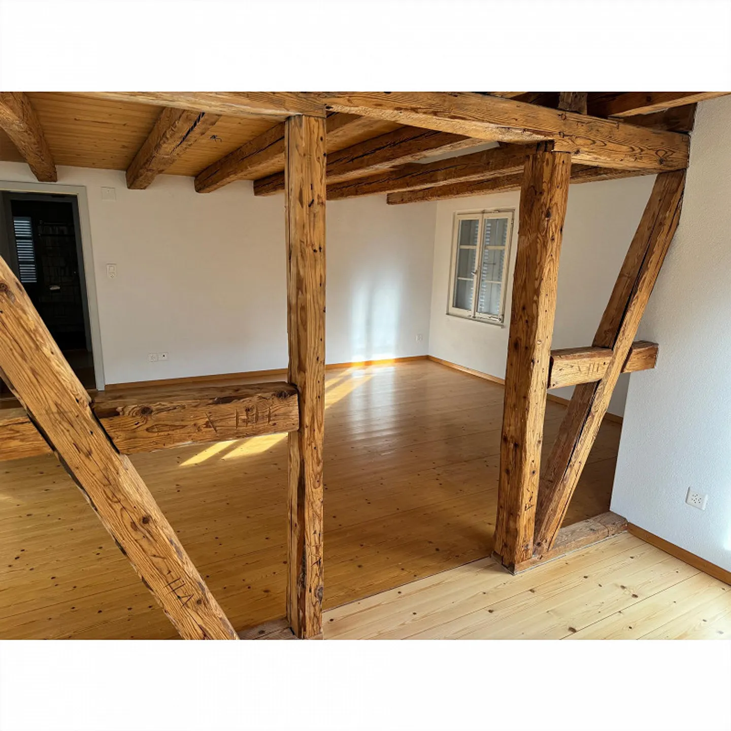 Maison d'angle de 5 pièces au cœur de la ville avec jardin verdoyant - Photo 3 sur 25