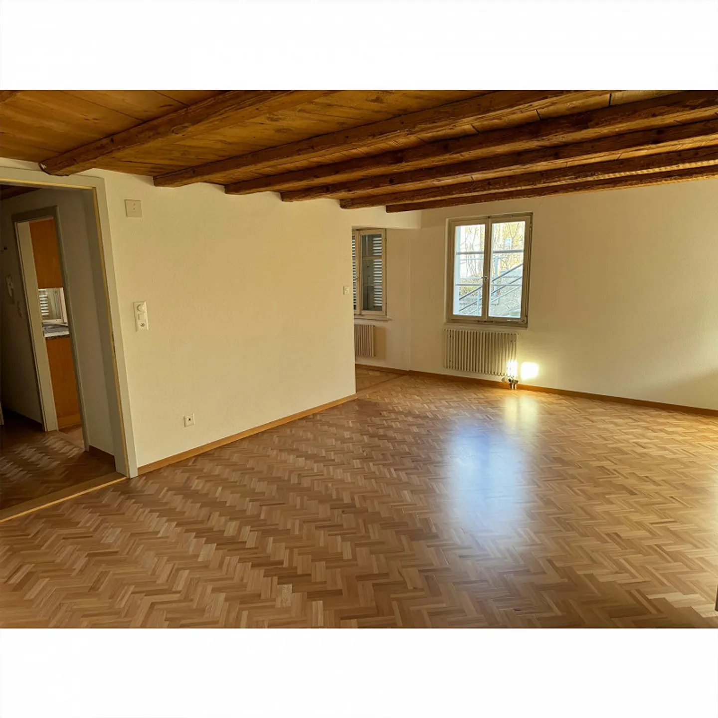 Maison d'angle de 5 pièces au cœur de la ville avec jardin verdoyant - Photo 5 sur 25