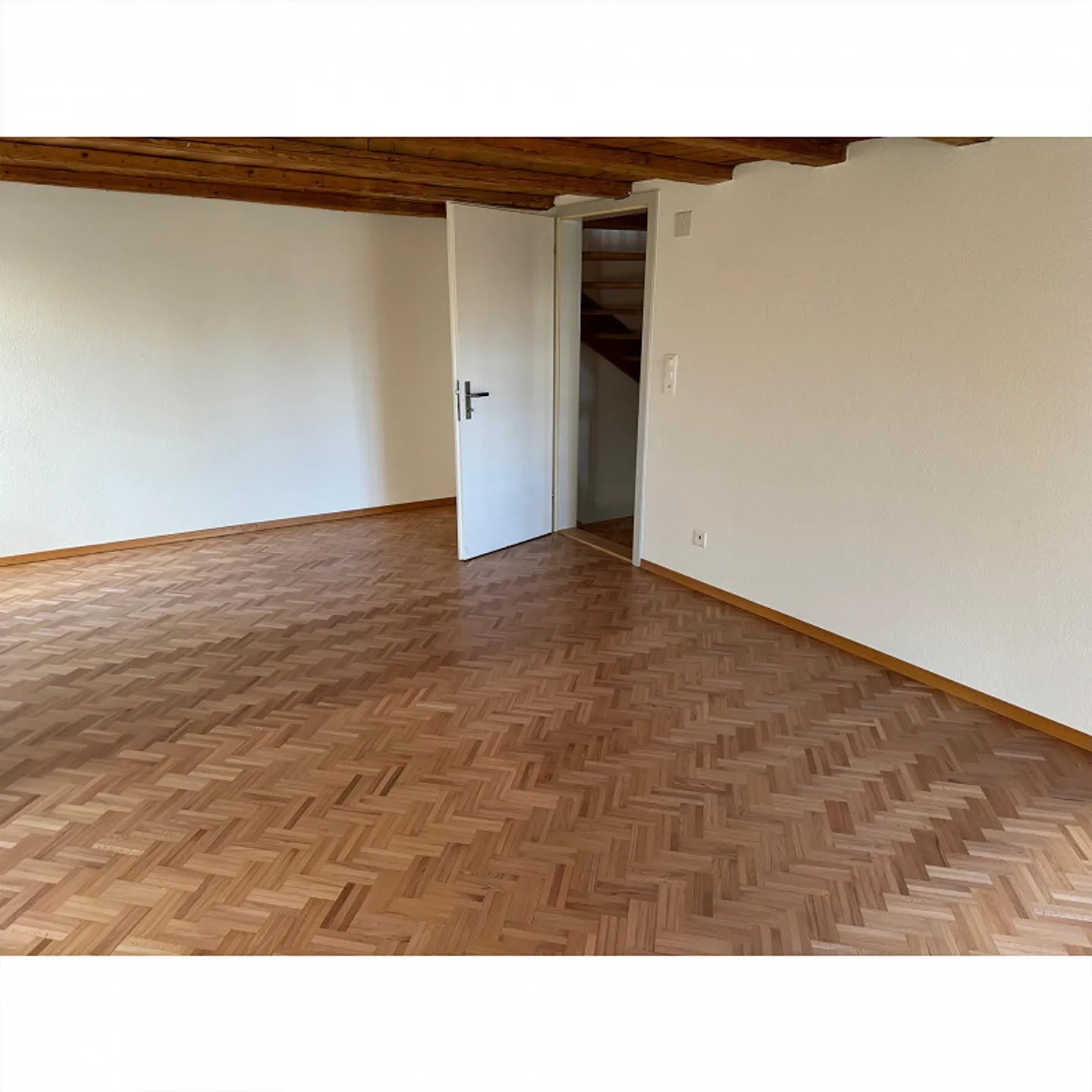 Maison d'angle de 5 pièces au cœur de la ville avec jardin verdoyant - Photo 6 sur 25