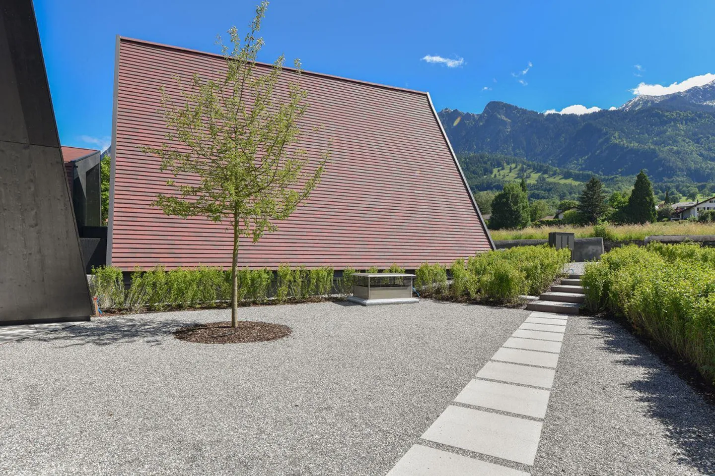 Modern single-family home including 3 parking spaces in TG - sunny, quiet, and in the middle of Maienfeld - Photo 2 of 19