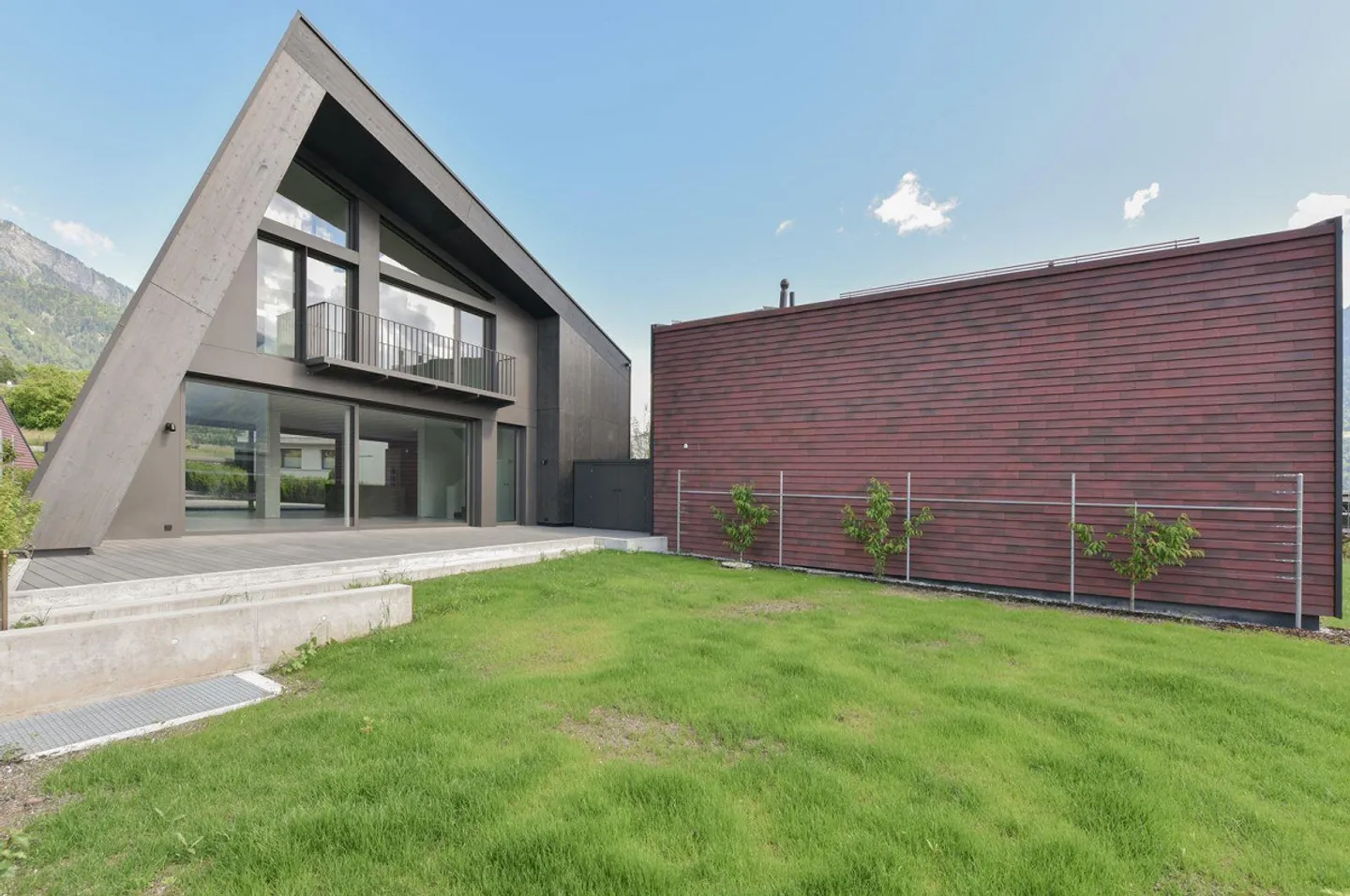 Modern single-family home including 3 parking spaces in TG - sunny, quiet, and in the middle of Maienfeld - Photo 3 of 19