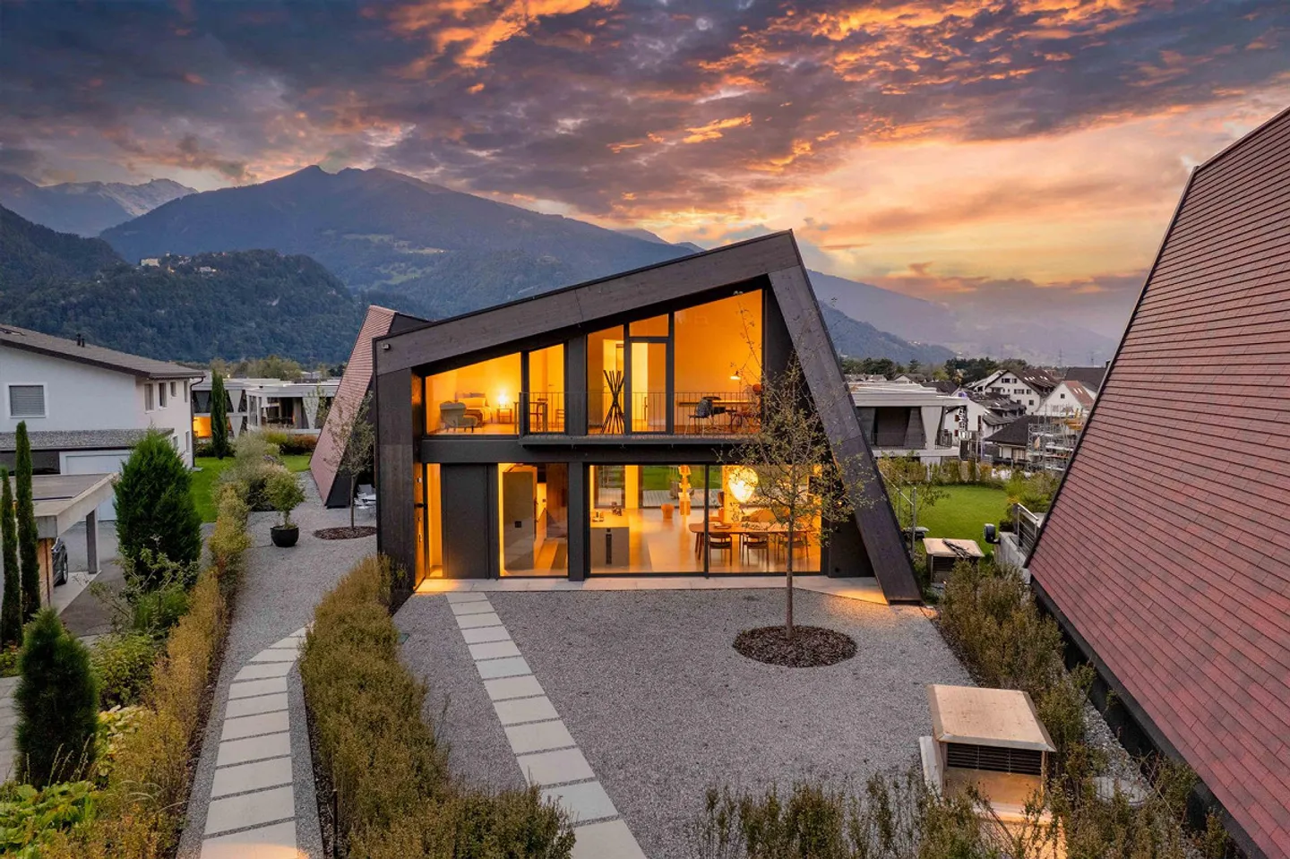Modern single-family home including 3 parking spaces in TG - sunny, quiet, and in the middle of Maienfeld - Photo 4 of 19