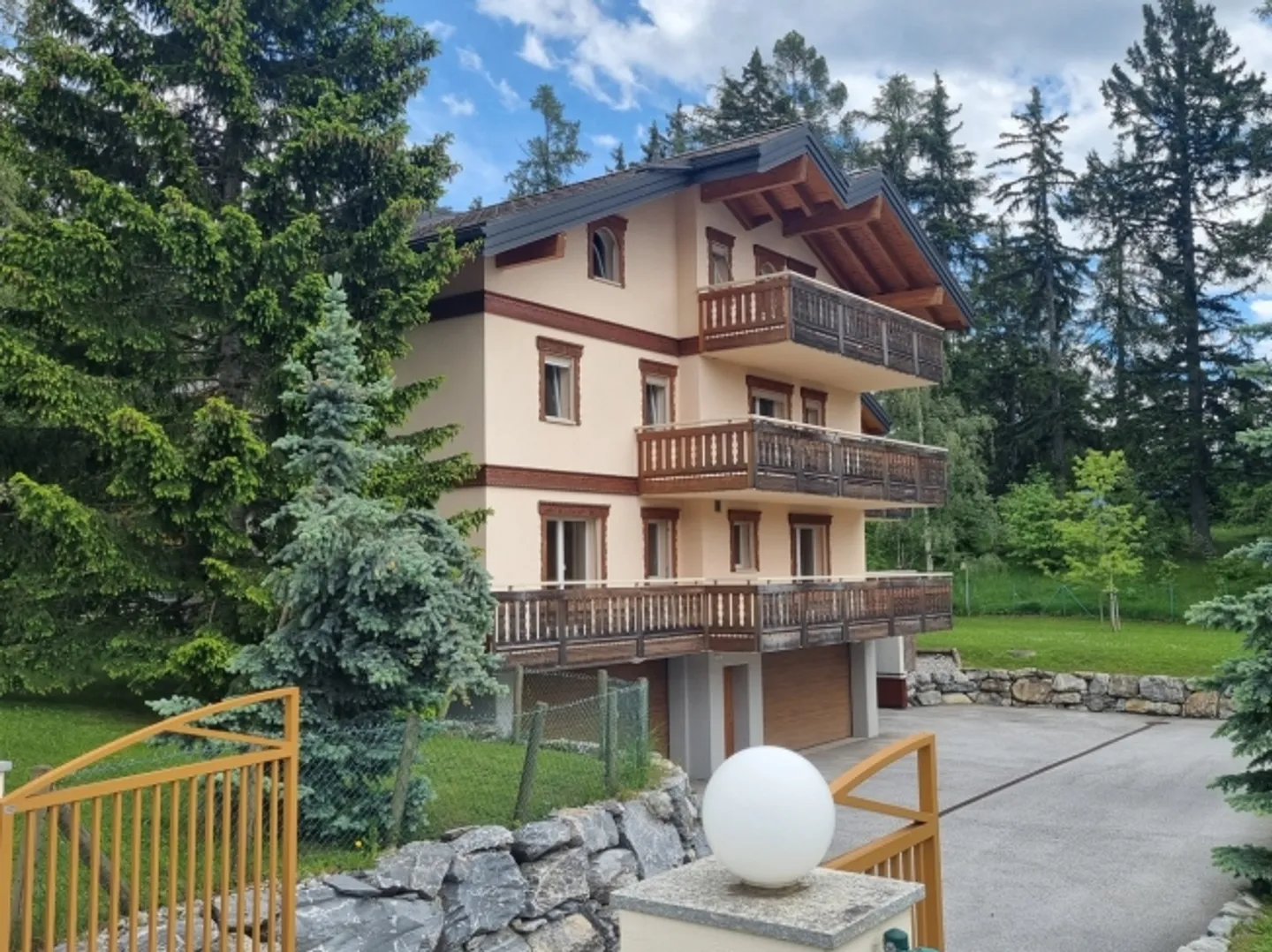CRANS - MONTANA
Splendid chalet of 3 PPE lots
Quality location - Photo 2 of 11