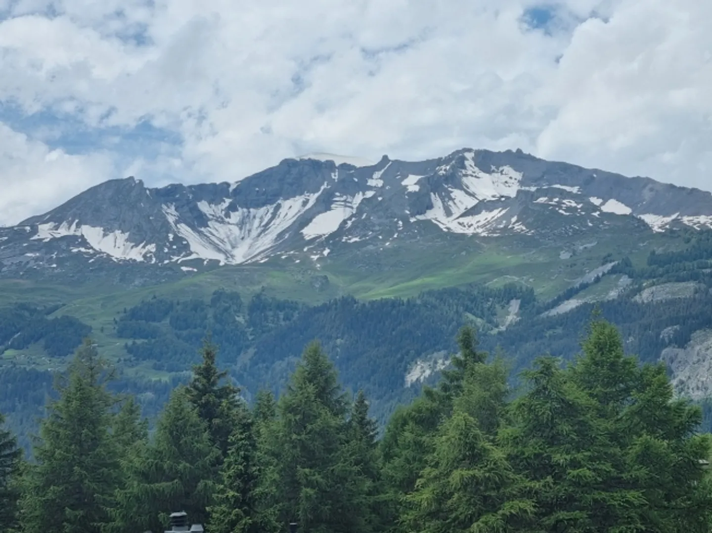 CRANS - MONTANA
Splendid chalet of 3 PPE lots
Quality location - Photo 1 of 11