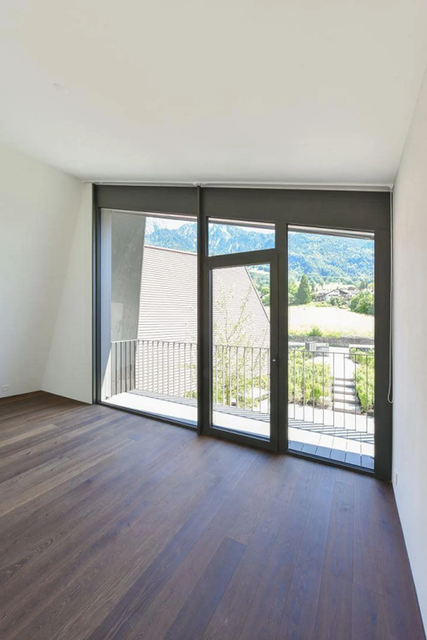 Modern single-family home including 3 parking spaces in TG - sunny, quiet, and in the middle of Maienfeld - Photo 15 of 19