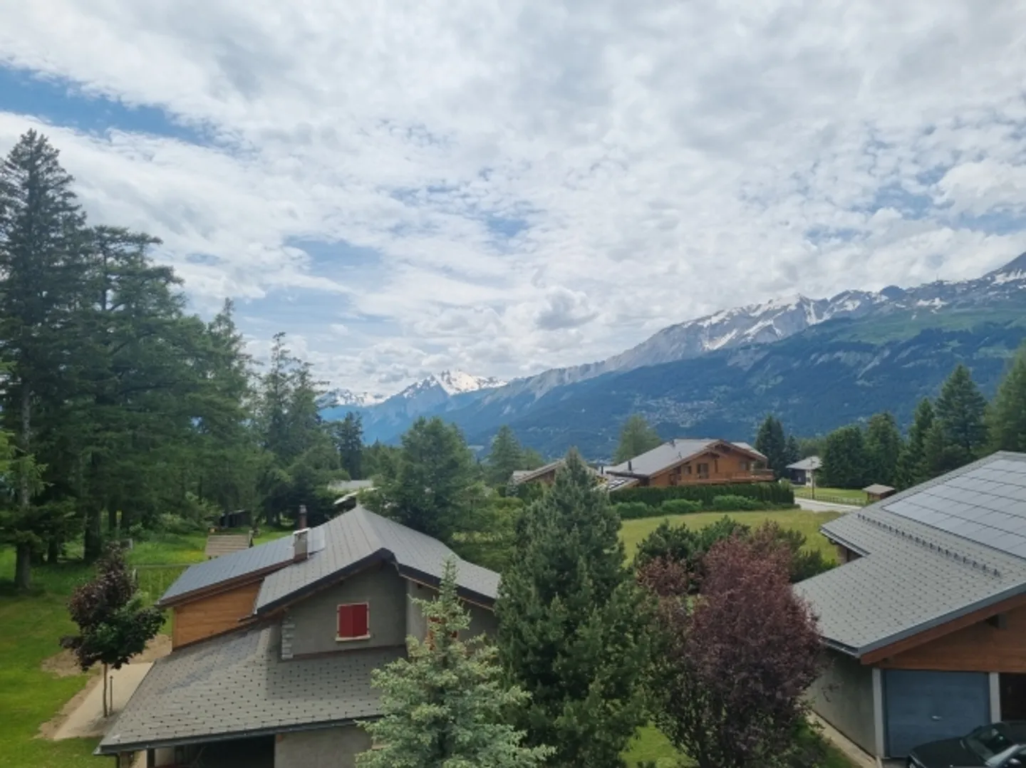 CRANS - MONTANA
Splendid chalet of 3 PPE lots
Quality location - Photo 3 of 11