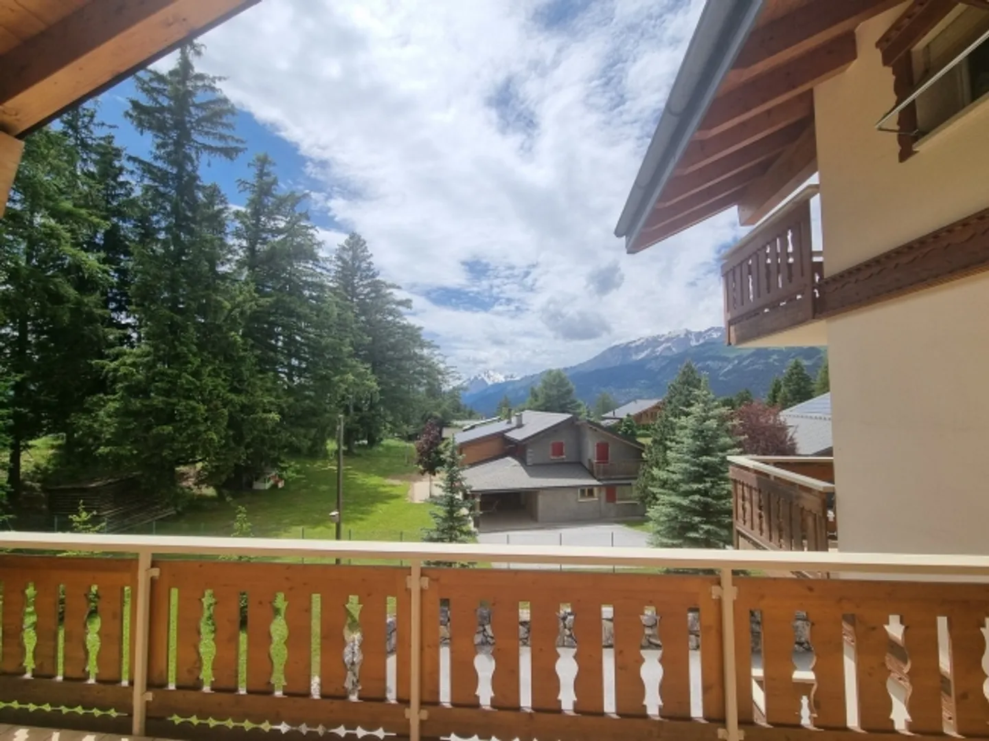CRANS - MONTANA
Splendid chalet of 3 PPE lots
Quality location - Photo 4 of 11