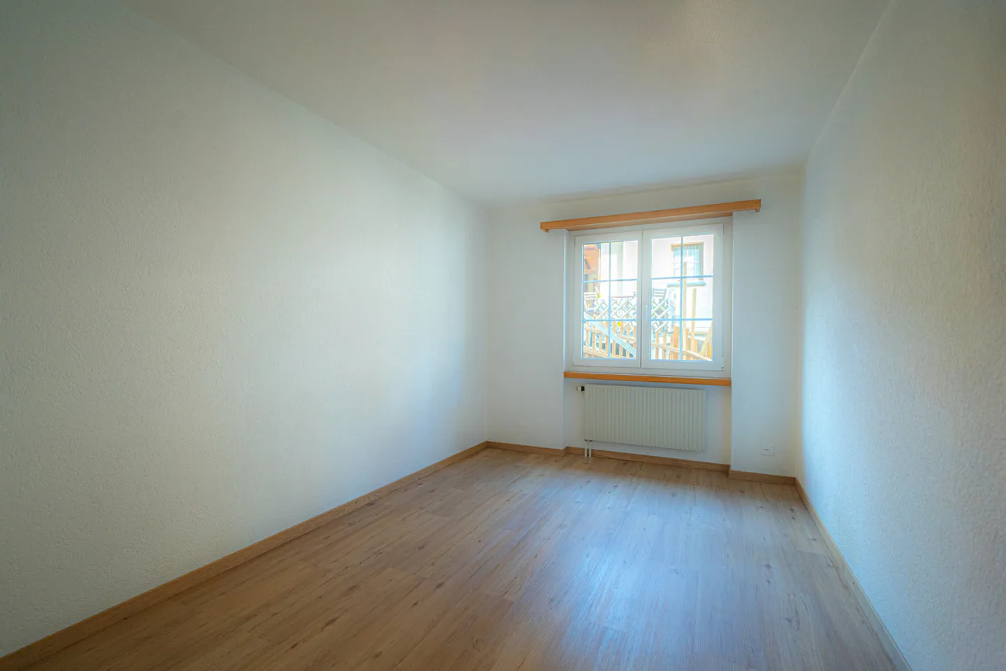 Garden apartment with panoramic view of lake and mountains - Photo 9 of 14