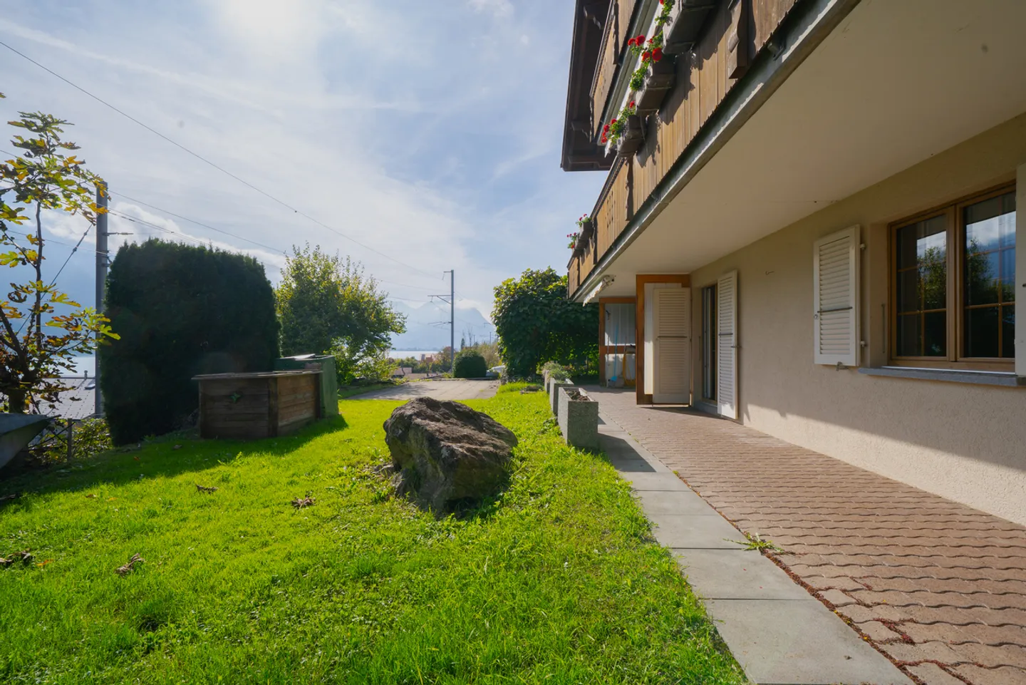 Garden apartment with panoramic view of lake and mountains - Photo 12 of 14