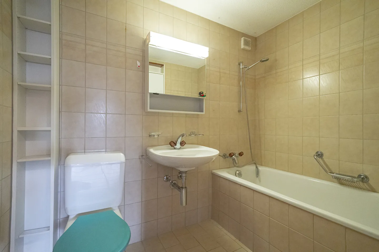 Garden apartment with panoramic view of lake and mountains - Photo 11 of 14
