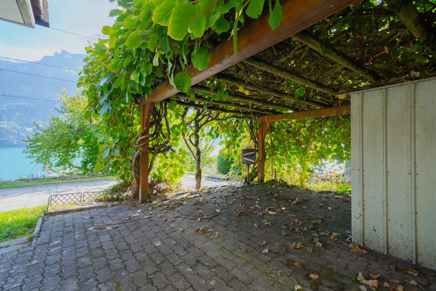 Garden apartment with panoramic view of lake and mountains - Photo 14 of 14