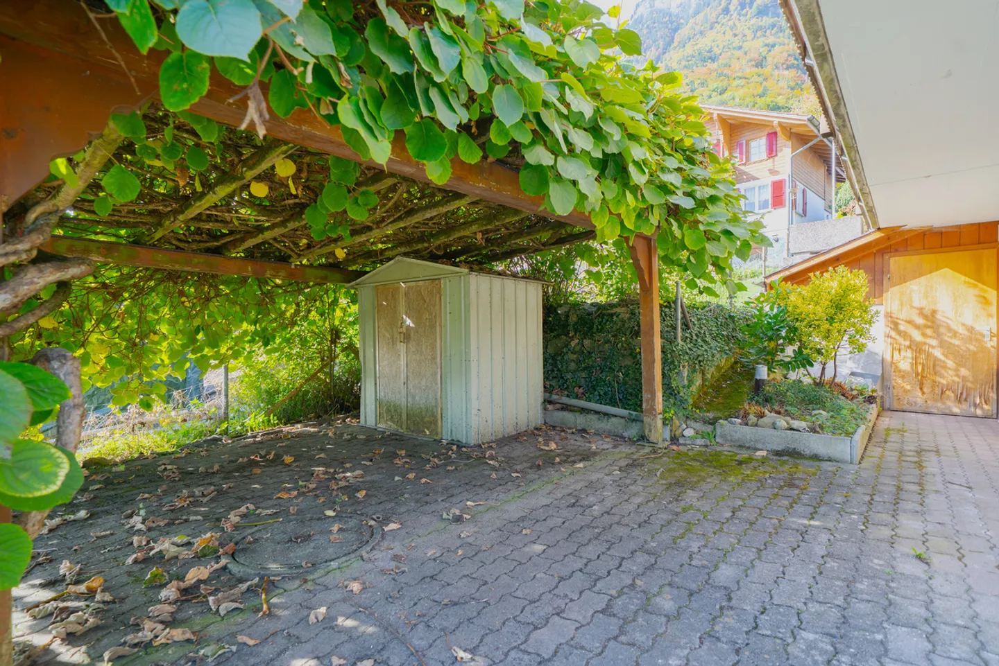 Garden apartment with panoramic view of lake and mountains - Photo 13 of 14