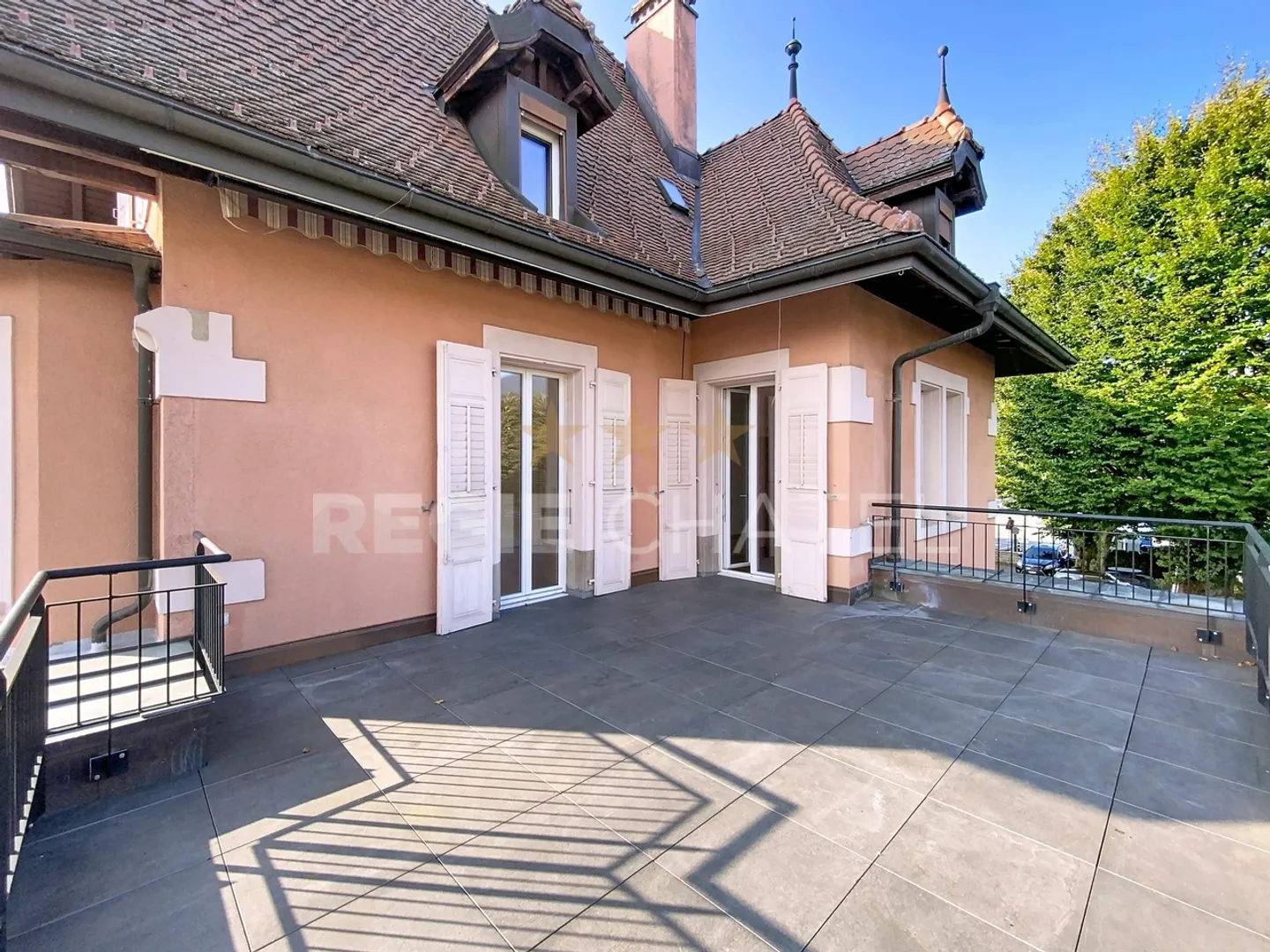 Appartement de 4.5 pièces au 1er étage avec belle terrasse - Photo 2 sur 8