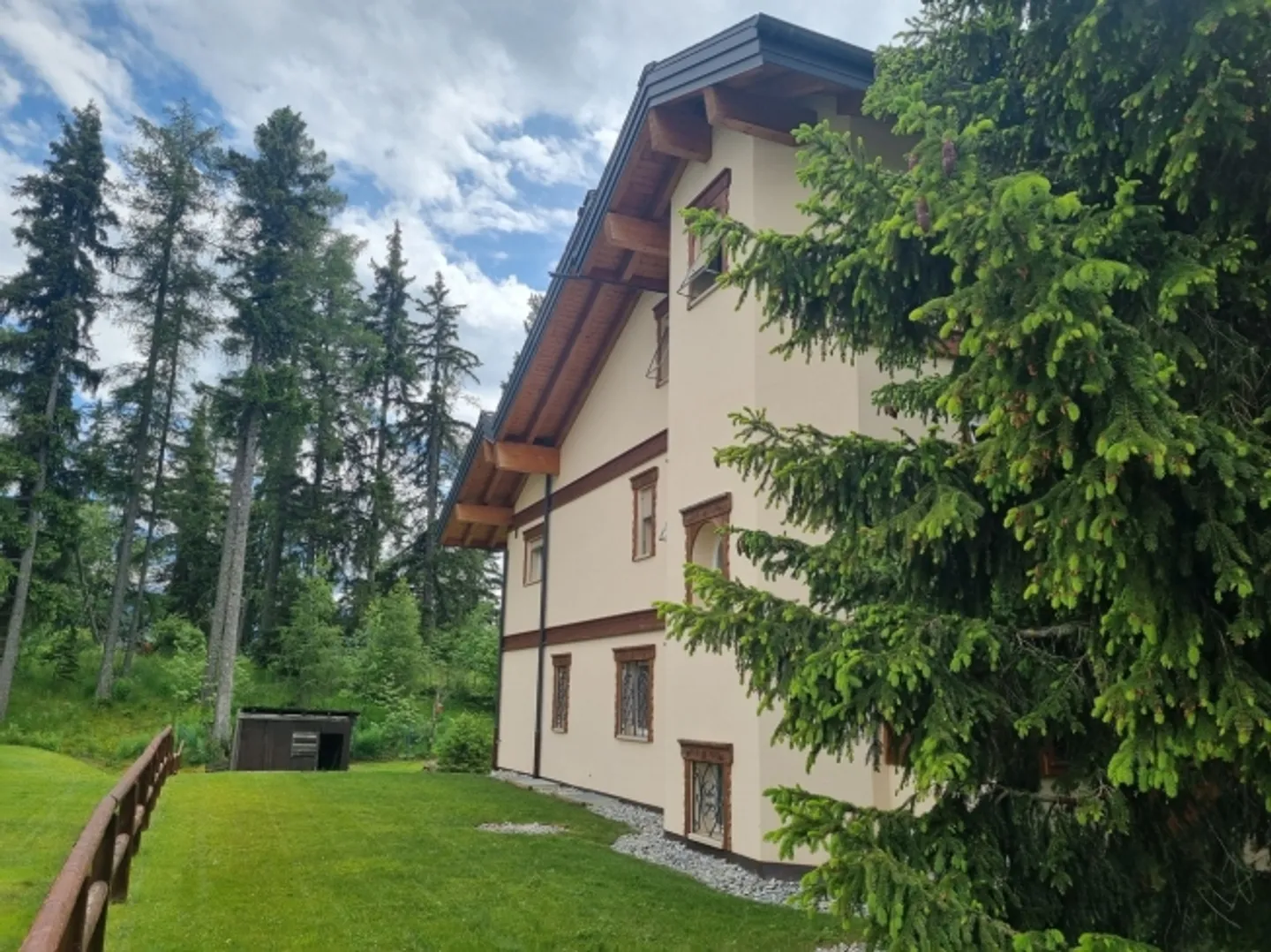 CRANS - MONTANA
Splendid chalet of 3 PPE lots
Quality location - Photo 11 of 11