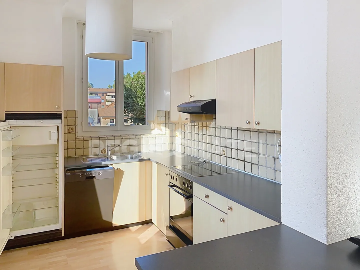 Appartement de 4.5 pièces au 1er étage avec belle terrasse - Photo 4 sur 8