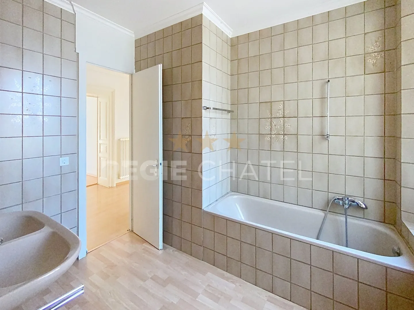 Appartement de 4.5 pièces au 1er étage avec belle terrasse - Photo 7 sur 8