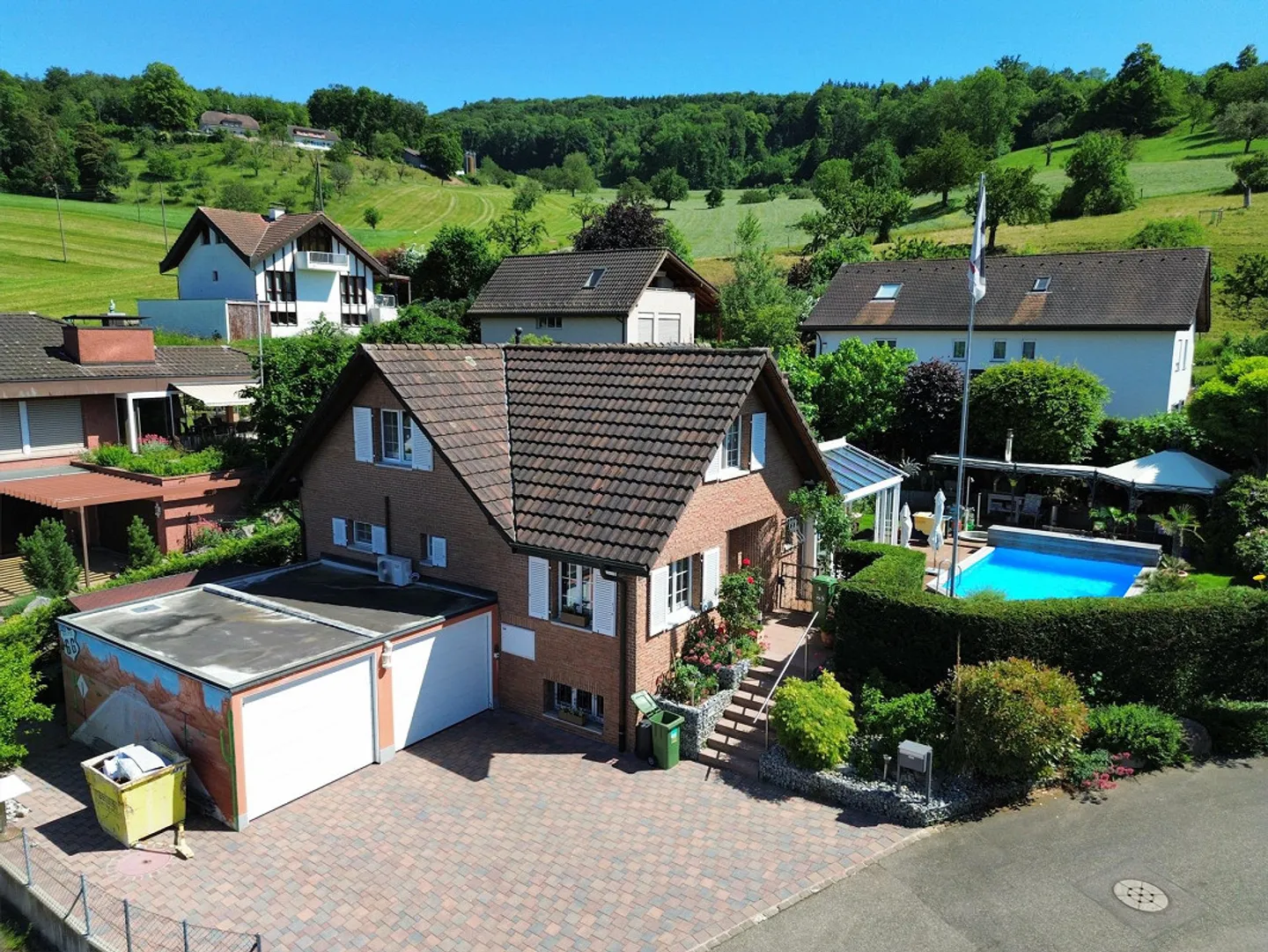 Maison individuelle élégante de 6,5 pièces dans un emplacement de choix à Münchenstein - Photo 1 sur 17