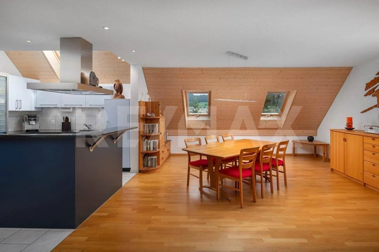 Well-kept, spacious penthouse apartment - Photo 7 of 13