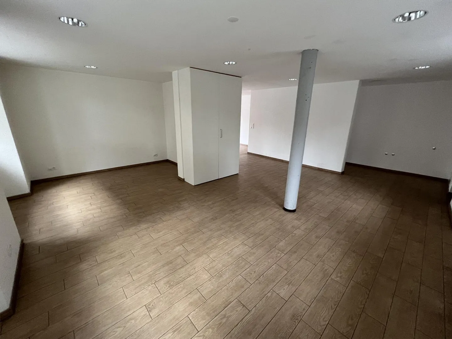 Grand et spacieux espace commercial dans un emplacement central à Mellingen - Photo 6 sur 7