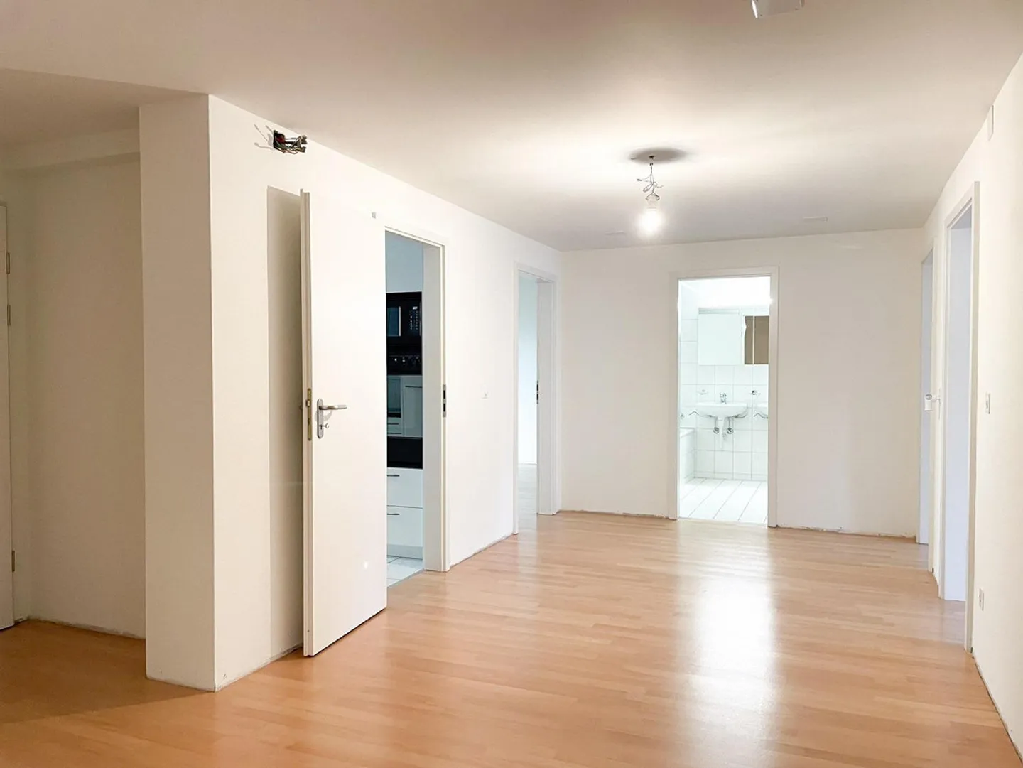 Lumière, Espace et Vie Urbaine : Votre Oasis de 4.5 Pièces à Bâle - Photo 3 sur 5