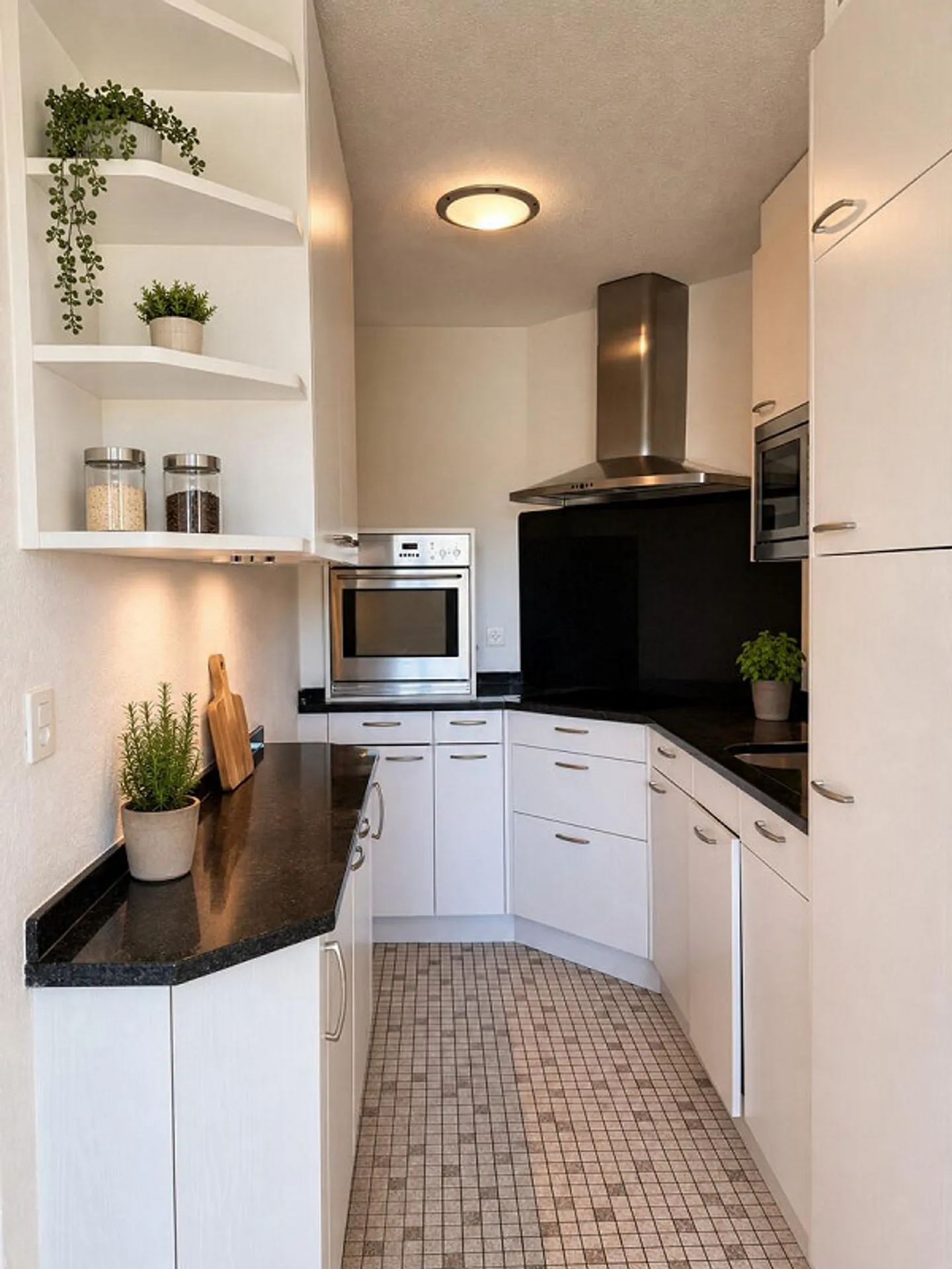 Central and Quiet Living - Photo 3 of 10
