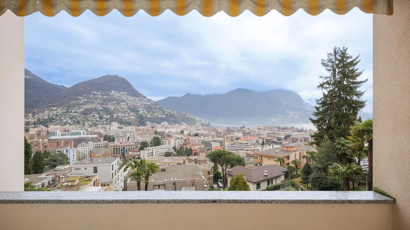 Renovierte 3,5-Zimmer-Wohnung mit Seeblick in Massagno - Foto 2 von 9