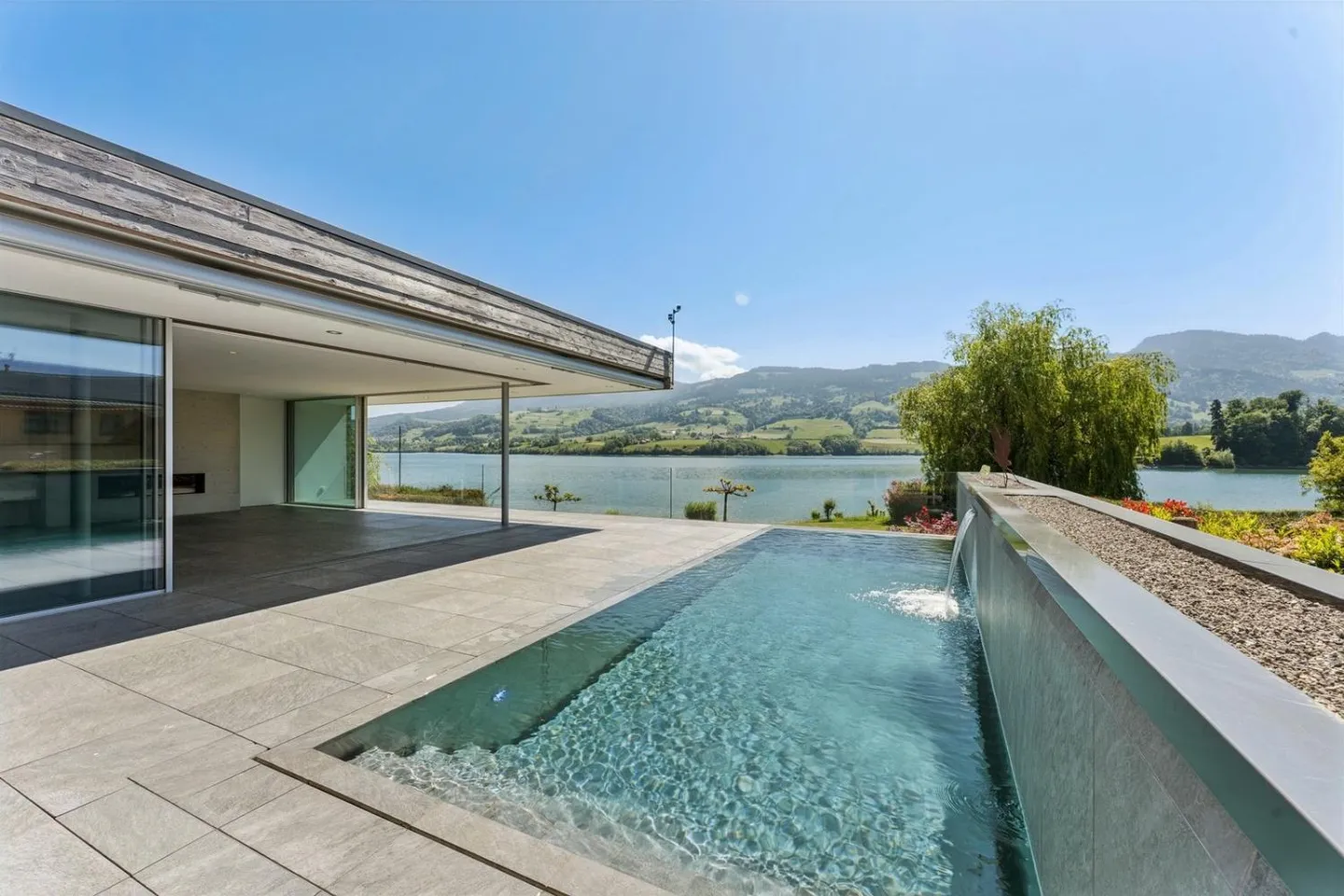 Villa moderna con elevati standard sulle rive del Lago di Gruyère - Foto 1 di 13