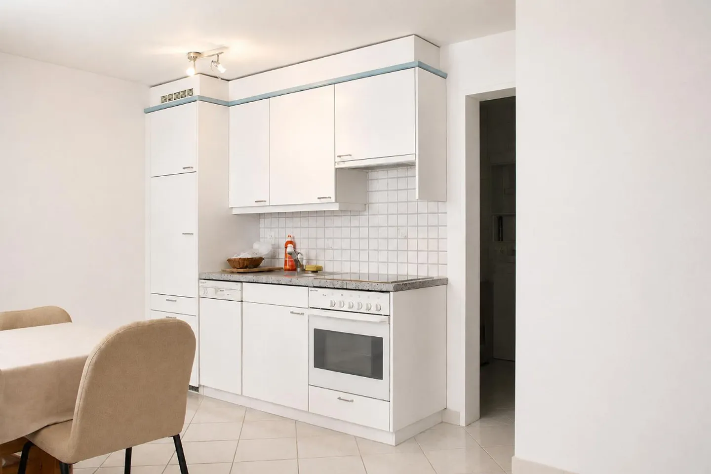 Charmant studio de 1,5 pièce dans un emplacement central à Domat/Ems - Photo 3 sur 5