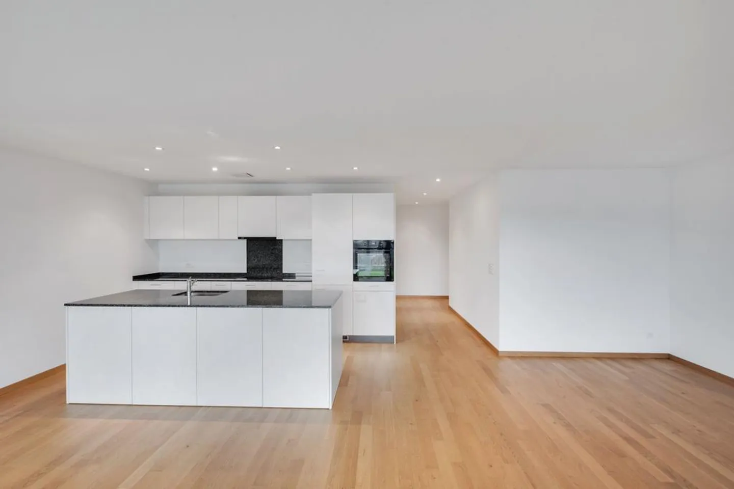 Spacious and modern apartment with large terrace - Photo 1 of 10