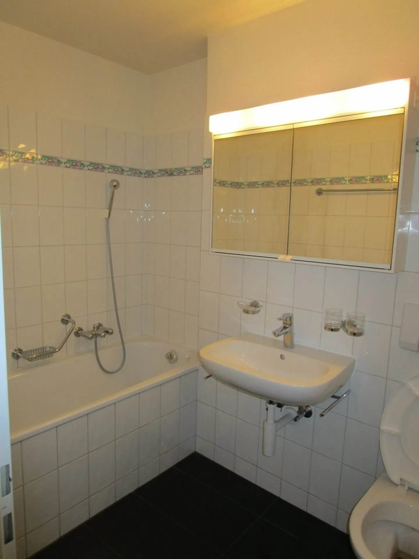 Spacious Apartment Near City Center - Photo 6 of 7