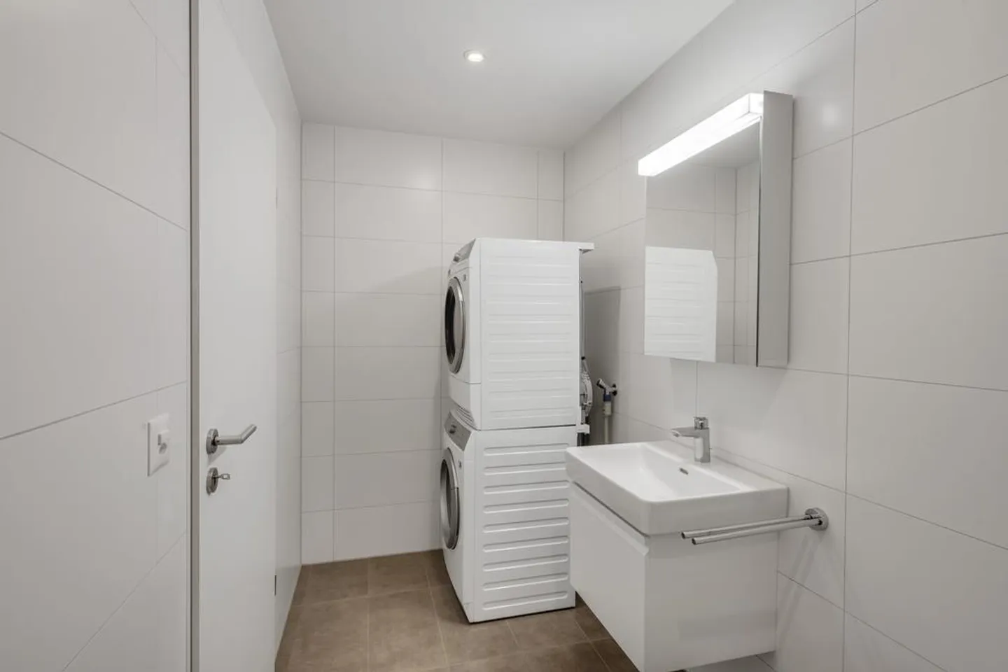 Spacious and modern apartment with large terrace - Photo 3 of 10