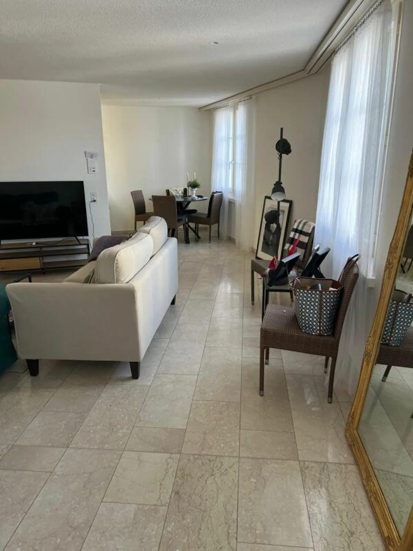 Appartamento centrale con 2 camere da letto in affitto in piazza del monastero - Foto 2 di 9