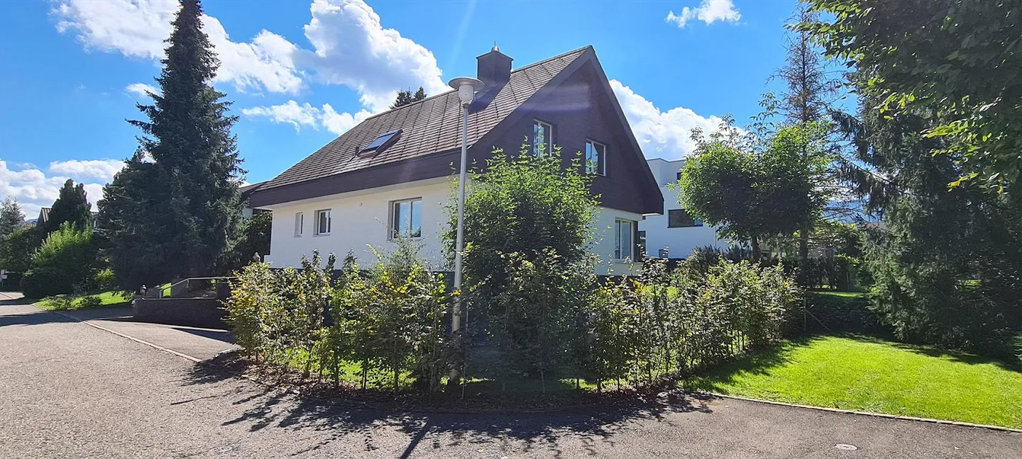 Geräumiges Einfamilienhaus mit Garten - Foto 2 von 10