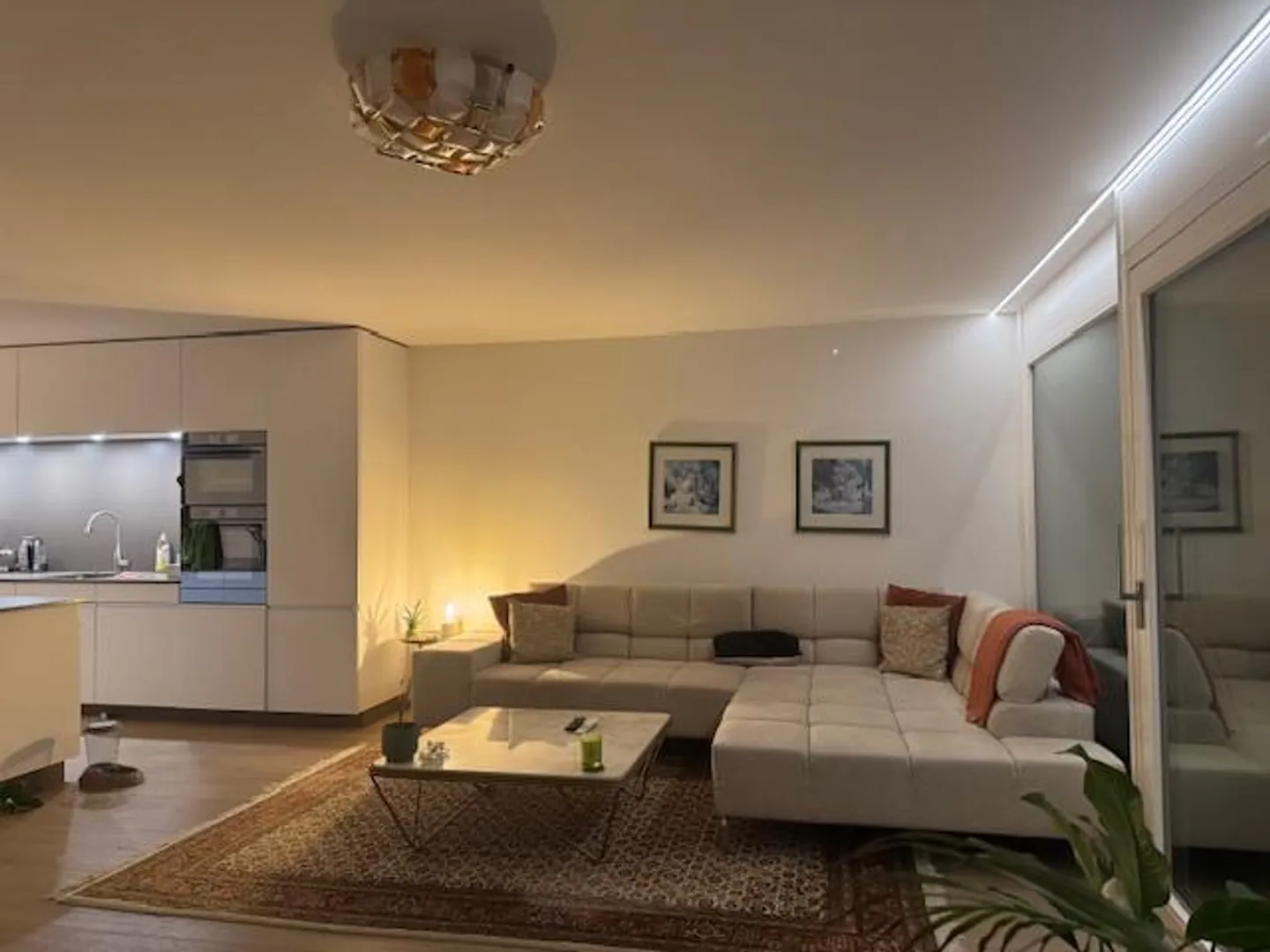 Bellissima casa contigua in affitto in un quartiere residenziale e familiare - Foto 1 di 7