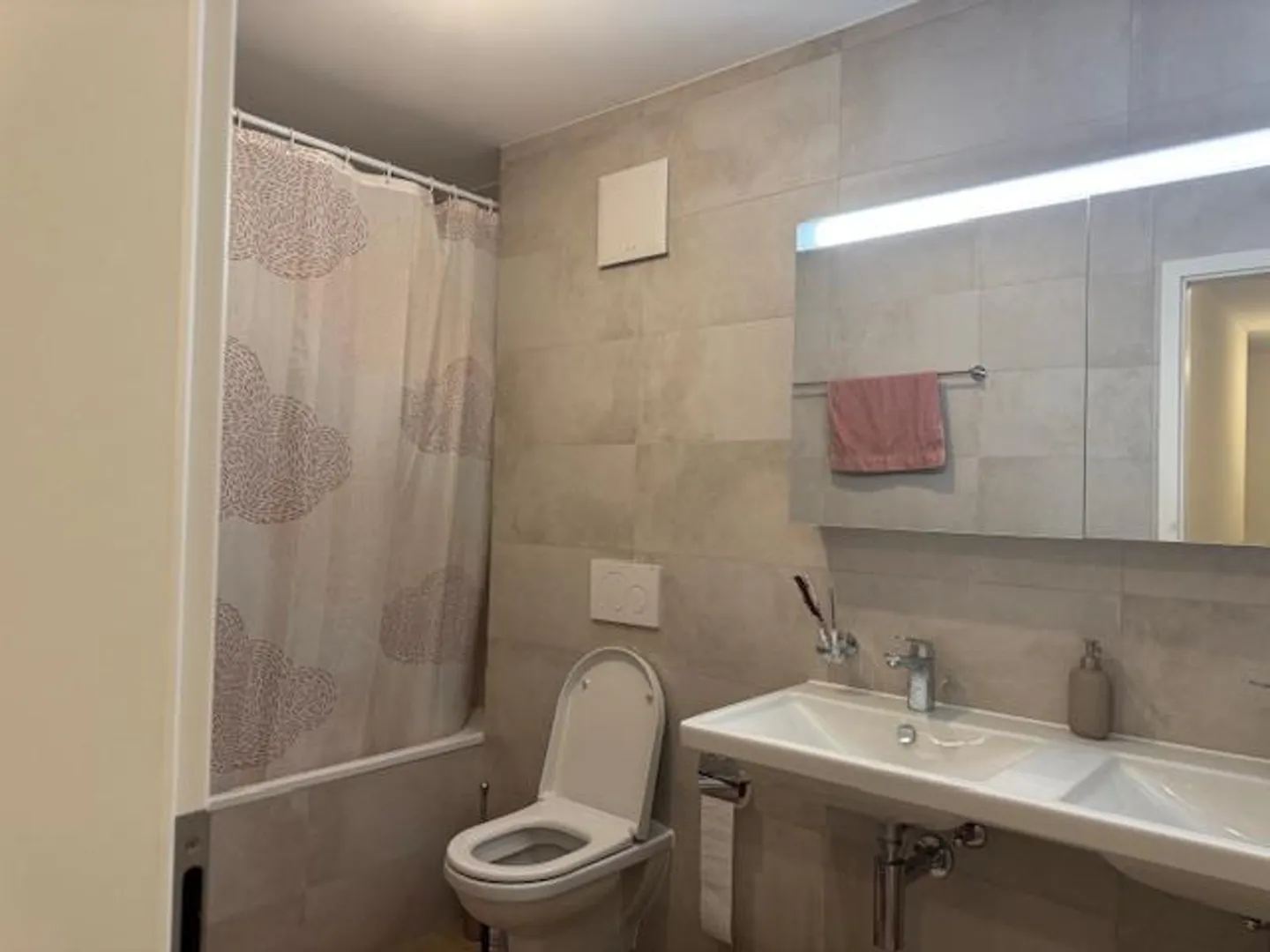 Bellissima casa contigua in affitto in un quartiere residenziale e familiare - Foto 2 di 7