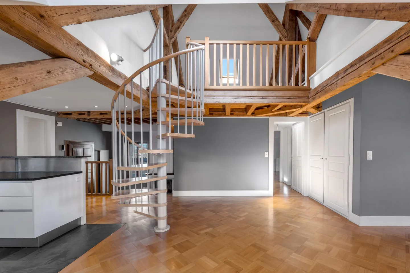 Old Town - Superb 4-Room Apartment with Studio - Top Floor - Elevator - Photo 1 of 10