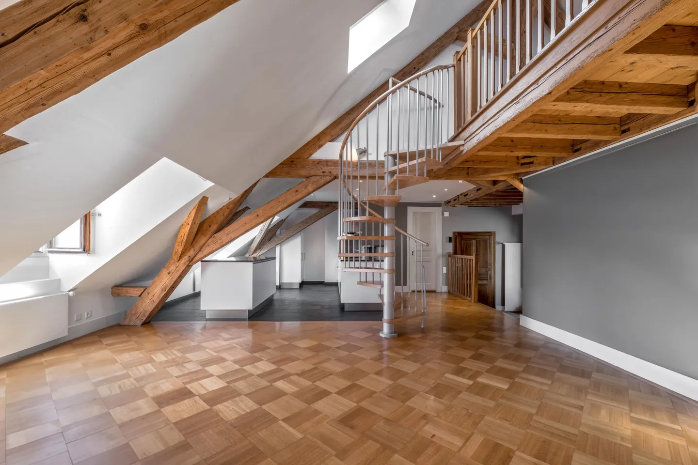 Old Town - Superb 4-Room Apartment with Studio - Top Floor - Elevator - Photo 2 of 10