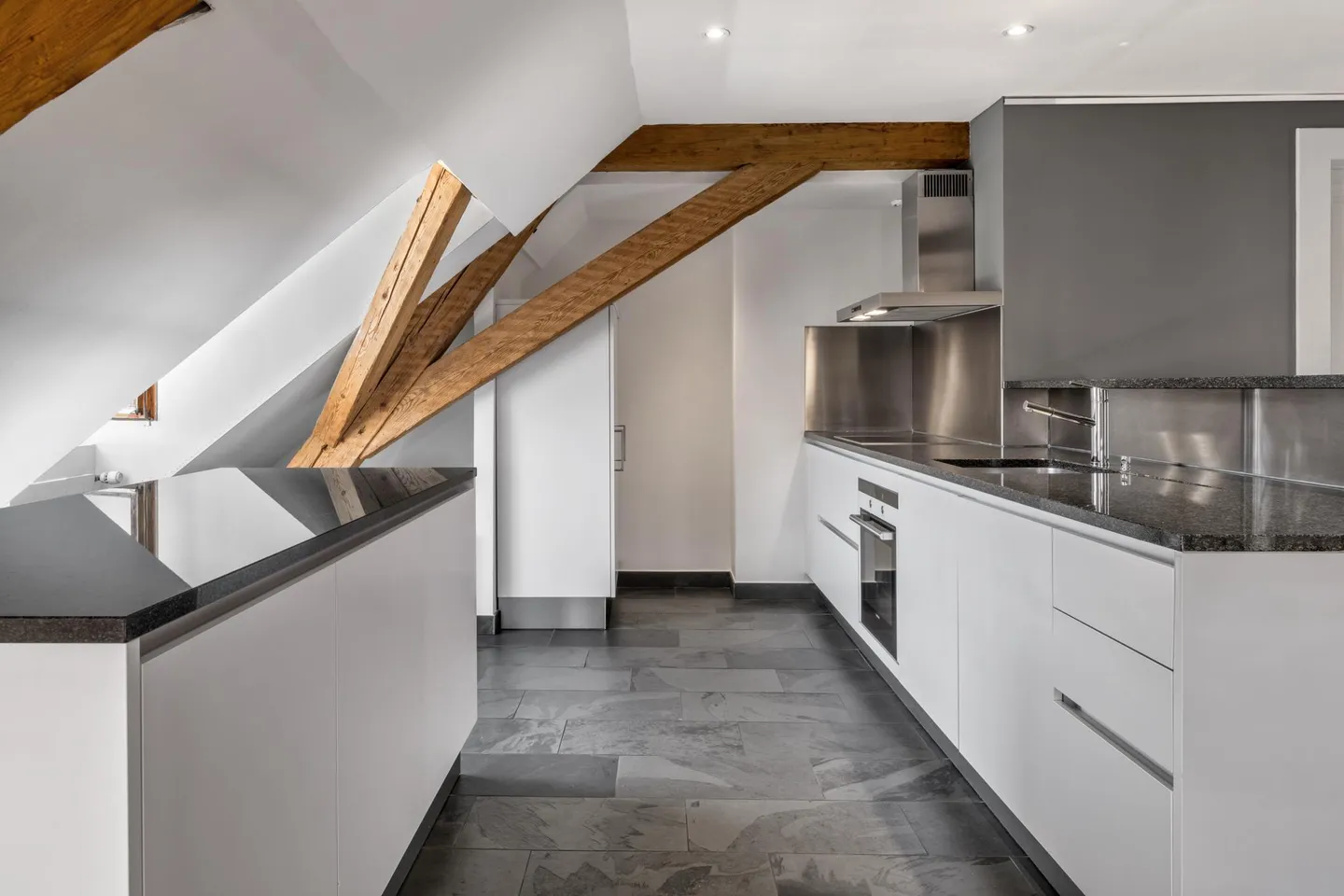 Old Town - Superb 4-Room Apartment with Studio - Top Floor - Elevator - Photo 3 of 10