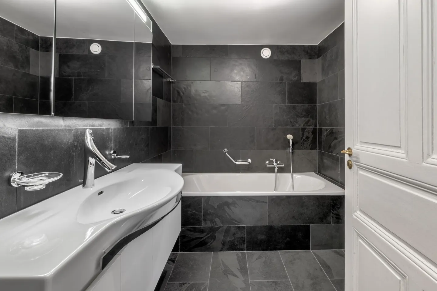 Old Town - Superb 4-Room Apartment with Studio - Top Floor - Elevator - Photo 5 of 10