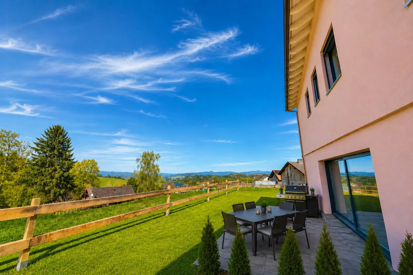Baldige Lieferung! Ihre ideale Familienvilla mit außergewöhnlichen Volumen am Stadtrand von Lausanne. - Foto 1 von 13