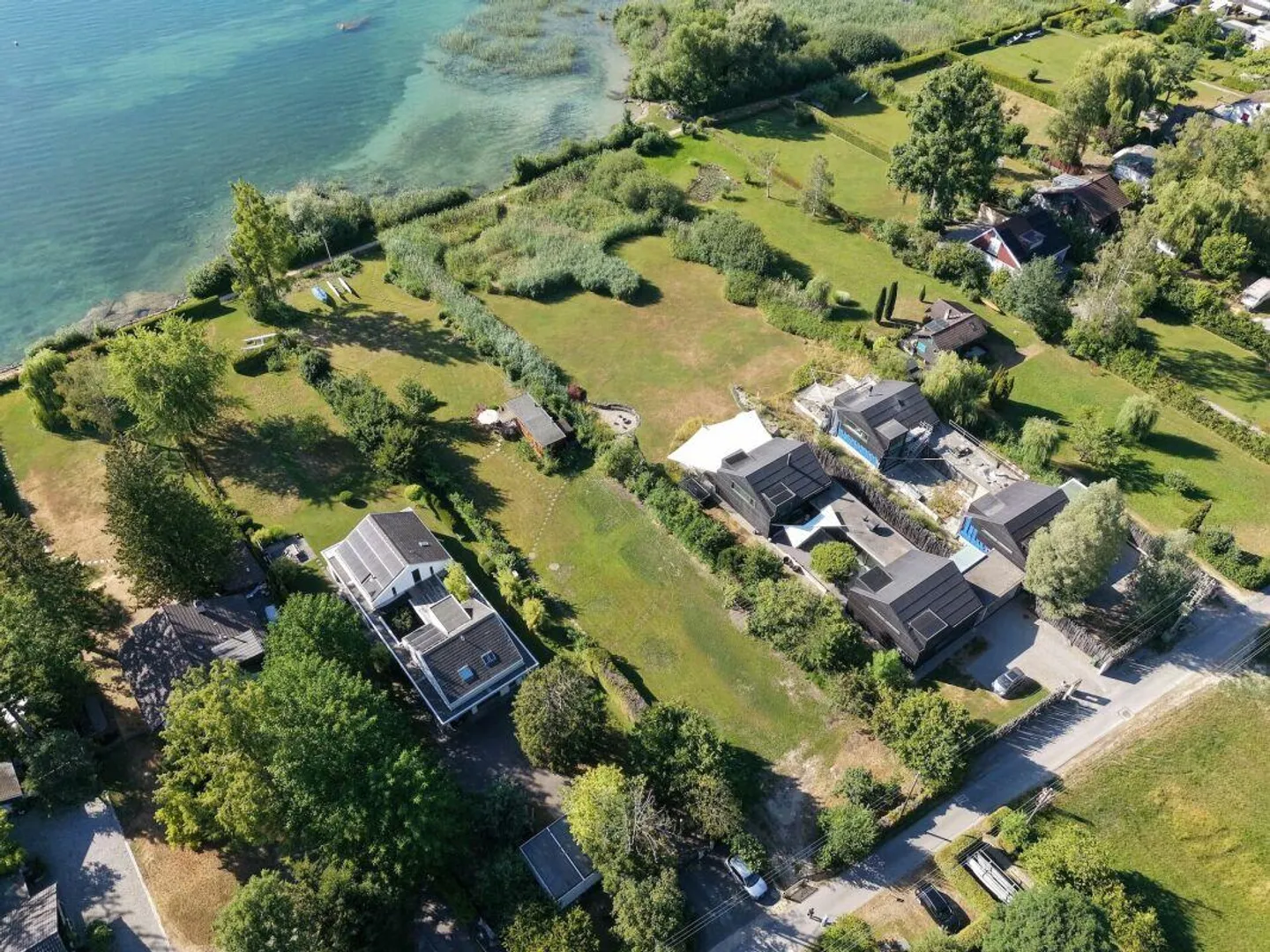 Grande parcelle de terrain à bâtir au bord du lac de Bienne avec potentiel. Résidence principale et secondaire possible ! - Photo 1 sur 22