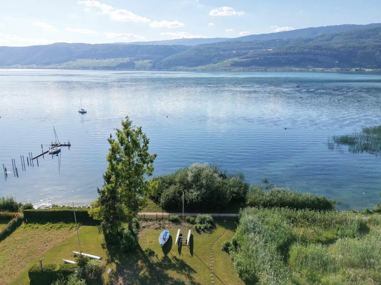 Grande parcelle de terrain à bâtir au bord du lac de Bienne avec potentiel. Résidence principale et secondaire possible ! - Photo 4 sur 22